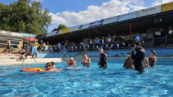Dieter Neumann (links) und Nick K&ouml;tter (rechts) hatten alle H&auml;nde voll zu tun, die Fahrten mit dem Seabob kamen bestens an. Der Tauchclub Lemgo unterst&uuml;tzt seit Jahren den F&ouml;rderverein des Waldfreibades H&ouml;rste. - &copy; Astrid Sewing