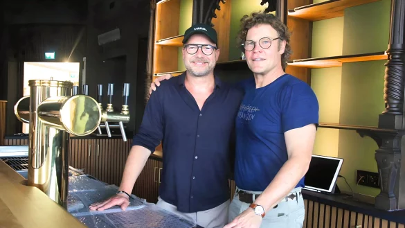 TV-Moderator Matthias Opdenh&ouml;vel (links) und Architekt Christian Merwitz haben ihr altes Wohnzimmer zu neuem Leben erweckt. - &copy; Janet K&ouml;nig