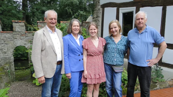 Freuen sich auf kulturelle Events im frisch renovierten Torhaus des Wasserschlosses Reelkirchen (von links): Josef Niehoff (ehemaliger B&uuml;rgermeister von Sch&ouml;ppingen), Christina Rau (Sponsorin) sowie die &bdquo;Schlossherrschaft&ldquo; Tochter Sunna, Dr. Sigrun Brunsiek und Josef Spiegel. Foto: Hajo G&auml;rtner - &copy; Hajo G&auml;rtner