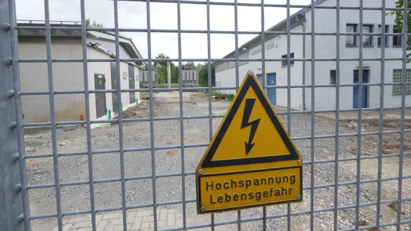 An der Falkenkrugstraße haben die Stadtwerke Detmold gerade ihre Umspannanlage Spork erneuert. Die aktuelle Technik, die Platz im wesentlich kleineren Neubau links findet, trägt mit dazu bei, das Netz zu stabilisieren und bedarfsgerecht steuern zu können. - © Jost Wolf