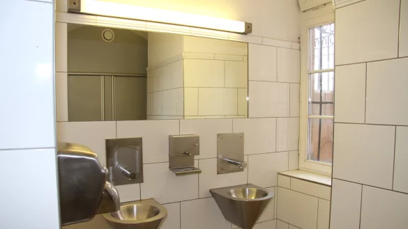 Die &ouml;ffentlichen Toiletten im Rathaus sind ein st&auml;ndiges &Auml;rgernis. Aufgrund von Vandalismus oder Verschmutzungen sind sie des &Ouml;fteren geschlossen. - &copy; Cordula Gr&ouml;ne