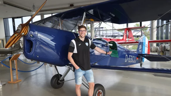 TBV-Kapit&auml;n Lukas Zerbe bestaunt im Quax-Hangar die historischen Flugsch&auml;tzchen. - &copy; Paul Cohen