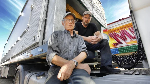 Paul (links) und Thomas Dorenkamp vor ihrem neuesten Autoscooter. Das erst f&uuml;nf Wochen alte Fahrgesch&auml;ft kann per Knopfdruck von einem einzigen Lastwagen-Auflieger entfaltet werden. - &copy; Roland Th&ouml;ring