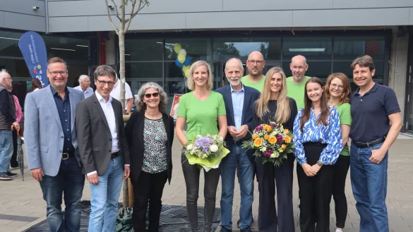 Feiern die offizielle Eröffnung (von links): Architekt Falko Biermann, Bürgermeister Martin Hoffmann, Kämmerin Karin Glöckner, Peggy Balke (in der Verwaltung zuständig für den Neubau), Schulleiter Manfred Kurtz, Hausmeister und Elektriker Stefan Tegtmeier, stellvertretende Schulleiterin Kathrin Slotta, Hausmeister Andreas Elges, Schülersprecherin Pauline Thörmer, KGL-Teamleiterin Manuela Sommer und der Vorsitzende des Ausschusses für Bildung und Kultur, Christian Kühnel. - © Gemeinde Leopoldshöhe