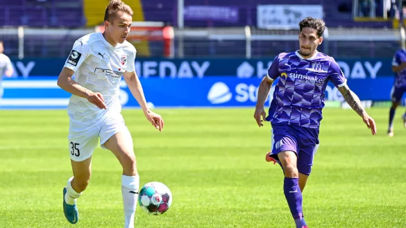 Filip Bilbija (l.), hier gegen den damaligen Osnabr&uuml;cker Ludovit Reis, schoss am 30. Mai 2021 f&uuml;r den FC Ingolstadt ein extrem wichtiges Tor an der Bremer Br&uuml;cke. Nun trifft er mit Paderborn erneut auf den VfL Osnabr&uuml;ck. - &copy; picture alliance