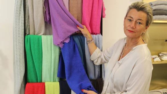 Simone Otte-Hansen, Inhaberin von „Oh! shoes and more“, mag es farbenfroh, wie diese leichten Kaschmir-Schals beweisen. - © SANDRA CASTRUP