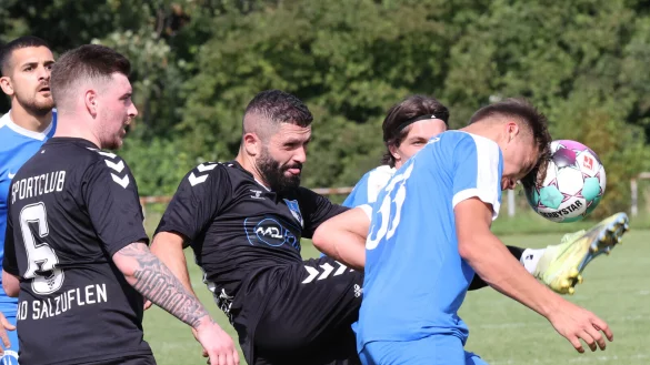 Yusuf Tumani vom SC Bad Salzuflen hat das Bein gegen Marc Scholz (Lemgo) ganz schön hoch. - © paul cohen
