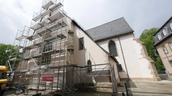 Rechts ist die gerade fertig gestellte Nordfassade der Erl&ouml;serkirche am Markt zu sehen. Sie ist mit einem Z beschmiert worden. Links gehen die Malerarbeiten an der Ostfassade weiter. - &copy; Jost Wolf