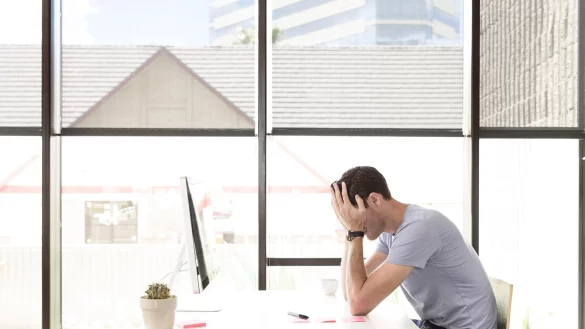 Vielen Erwachsenen, die an ADHS leiden, machen Konzentrationsschwierigkeiten zu schaffen. Das kann im Beruf sowie beim Lernen zu Problemen f&uuml;hren. - &copy; picture alliance