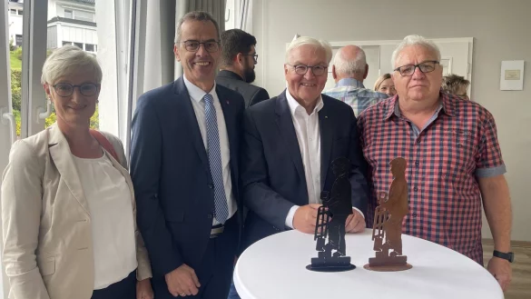 J&uuml;rgen Koch (rechts) &uuml;berreicht Bundespr&auml;sident Frank-Walter Steinmeier (Zweiter von rechts) beim Imbiss in der Alten Schule in Brakelsiek den ersten Ziegler im Miniformat. B&uuml;rgermeister J&ouml;rg Bierwirth und Gattin Astrid gef&auml;llt der Prototyp auch gut. - &copy; Silke Buhrmester
