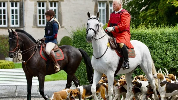 Die Equipage der Cappenberger Meute f&uuml;hrt die Foxhounds zum Stelldichein am Schloss Wendlinghausen. - &copy; Helga Koch