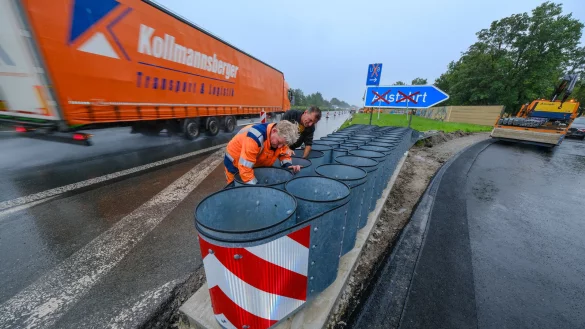 Die Ausfahrt Paderborn-Sennelager an der A33 wird bei rollendem Verkehr und str&ouml;mendem Regen neu gestaltet. - &copy; Andreas Zobe