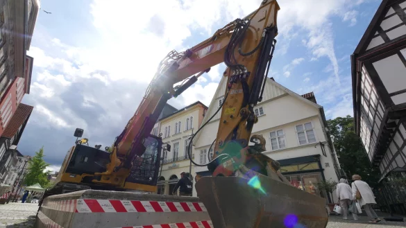 Eigentlich sollte am Montag Baubeginn in der Lange Stra&szlig;e sein. Bis jetzt parkt dort erst ein Bagger. So richtig los geht es erst am Mittwoch. - &copy; Jost Wolf