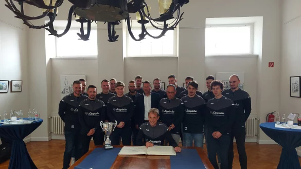 Die Bezirklisgameister und Kreispokalsieger der 1. Herrenmannschaft der SG Handball Detmold durften sich ins goldene Buch der Stadt eintragen. - &copy; SG Handball