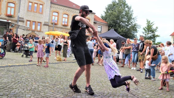 Mit ihren deutschen Texten spricht die Band &bdquo;Kater Karli&ldquo; sowohl die Kinder als auch die Eltern an. Ida (mit Kopfh&ouml;rer) und ihren Vater bringt die Rockmusik ordentlich in Schwung. Foto: Knut Dinter - &copy; Knut Dinter