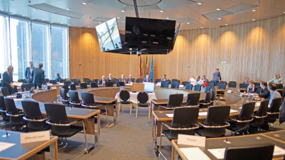 Der parlamentarische Untersuchungsausschuss zum langj&auml;hrigen Kindesmissbrauch in L&uuml;gde hat die Zeugenvernehmung nach der Sommerpause fortgesetzt. - &copy; Verwendung weltweit