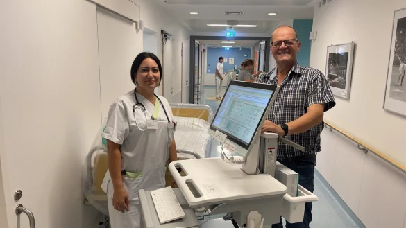 Leyla Delibas ist bereits seit 18 Monaten am Klinikum Lippe tätig. Die zweifache Mutter aus der Türkei wartet immer noch auf die Anerkennung ihrer Qualifikation, so lange kann sie nur als Pflegehelferin beschäftigt werden. Doch das tut ihrer Motivation keinen Abbruch. Sie ist dankbar für die gute Unterstützung des Integrationsbeauftragten Wolfhardt Müther. - © Silke Buhrmester