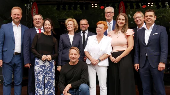 K&uuml;nstler freuen sich &uuml;ber Theaterpreis. Mit Georg Heckel, Dr. Axel Lehmann, Ballettt&auml;nzerin Mirea Mauriello, Dr. Beate Sch&uuml;tz, Schauspieler Patrick Hellenbrand, Max Giesdorf, Elisabeth Wirtz, J&uuml;rgen Wannhoff, Sopranistin Emily Dorn, Jens-Olaf Buhrdorf und Andreas Trotz. (von links). - &copy; Thomas Kr&uuml;gler