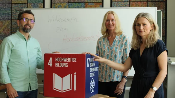 Die VHS Lippe-West hei&szlig;t f&uuml;r das Herbstsemester willkommen: (von links) Nikolay Dimitrov (Leiter des Fachbereichs Integration), Ute Reichert (VHS-Direktorin und Leiterin des Fachbereichs Gesellschaft) und Katharine Lammert (Leiterin der Fachbereiche Sprache und Beruf und EDV). - &copy; Chiara Wibbeke