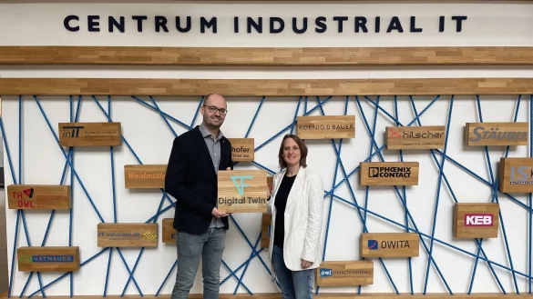 CIIT-Geschäftsleiterin Anja Moldehn begrüßt Domenic Schäffer, Geschäftsführer der Digital Twin Factory, im Verein. - © CIIT