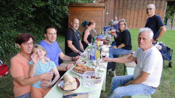 Zusammen bis tief in die Nacht speisen und klönen: Das macht die Tradition der "Nacht der langen Tische" auf der Dorfwiese am Gemenschaftshaus Bentrup aus. Lena (5), auf dem Schoß von Petra Arndt, der Vorsitzenden der IG Bentrup-Loßbruch, genießt das gesellige Beisammensein genau so wie die Erwachsenen. Neben ihr: IG-Sprecher Roman Post. (Foto: Hajo Gärtner) - © Hajo Gärtner