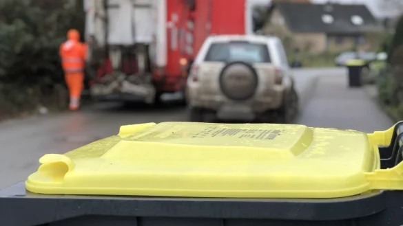 In der Gelben Tonne darf auch k&uuml;nftig nur entsorgt werden, wof&uuml;r die Produzenten des Verpackungsm&uuml;lls &uuml;ber das Duale System bereits bezahlt haben: Verpackungen mit dem "Gr&uuml;nen Punkt". - &copy; Till Brand