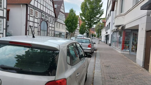 Die Parkbuchten vor den Gesch&auml;ften in der Mittleren Stra&szlig;e sind in der Vergangenheit immer wieder von Dauerparkern belegt worden. Die neue Regelung, eine Parkerlaubnis f&uuml;r maximal 30 Minuten, zeigt bereits Erfolge. - &copy; Archivfoto Michaela Wei&szlig;e