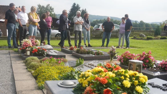 Die Mitglieder des Ausschusses f&uuml;r B&uuml;rgerservice, Ordnung und Feuerwehr haben sich den Zustand der Friedh&ouml;fe in drei L&uuml;gder Ortsteilen angeschaut. Im Trend sind, wie hier in Falkenhagen, die Urnengr&auml;ber. - &copy; Michaela Wei&szlig;e