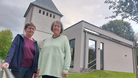 Karola Durgeloh (links), Vorsitzende der Caritas-Konferenz Schieder-Schwalenberg, und Claudia Theis, Mitglied des Kirchenvorstandes, freuen sich auf viele Gäste. - © Michaela Weiße