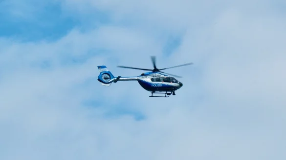 Die Polizei sucht mit einem Hubschrauber nach einem Vermissten aus dem Klinikum Lippe in Detmold. - © Sven Koch