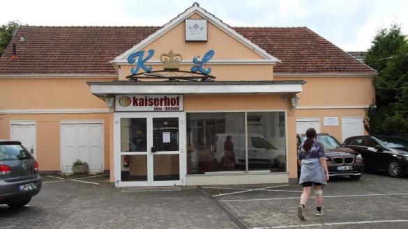 Das Kaiserhof-Kino bleibt endg&uuml;ltig dicht. Auf einem Zettel an der Eingangst&uuml;r steht, dass es nach der Sommerpause doch nicht weitergeht. - &copy; Jana Beckmann