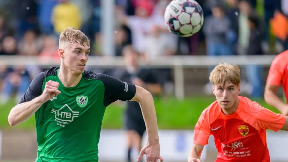 Volle Konzentration - Vor dem Spielabbruch k&auml;mpfen der Oerlinghauser Tim Witte (links) und sein Detmolder Gegenspieler Leon Hellmeier um die Ballhoheit. - &copy; Egon Penner