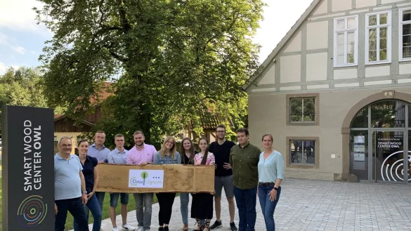 Die Gr&uuml;ndungsmitglieder des "CircuLignum" vor dem Smart Wood Center OWL (von rechts) Professorin Dr.-Ing. Yvonne-Christin Knepper-Bartel, Wissenschaftlicher Mitarbeiter Martin Tremmel, die Studenten Tim Hostert, Noemi K&ouml;nig, Raja Carolin Meier, Karin L&uuml;ke, Yannick Bollweg, Finn Petermann und Luca Christoph Dreis&ouml;rner, Wissenschaftliche Mitarbeiterin Constanze Kiwitt und Professor Dipl.-Ing. Martin Stosch - &copy; TH OWL
