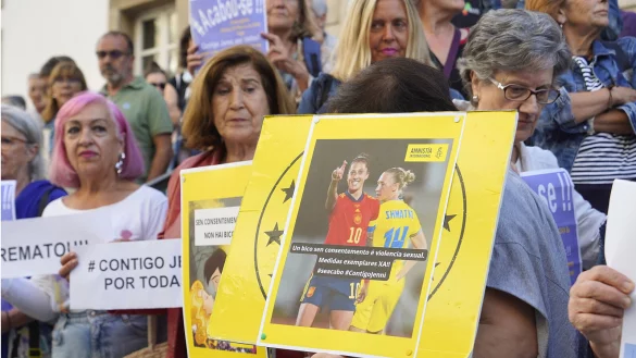 Feministische Organisationen sammelten Unterschriften zur Forderung des R&uuml;cktritts des Pr&auml;sidenten des spanischen Fu&szlig;ballverbands RFEF Rubiales. - &copy; dpa