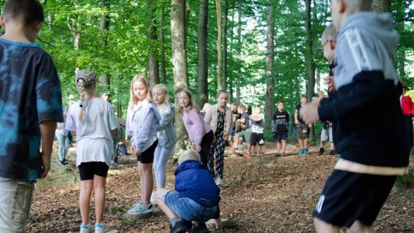 Die Kinder sind mit Spa&szlig; und Ehrgeiz bei der "Moor-&Uuml;berquerung" dabei. - &copy; Landesverband Lippe