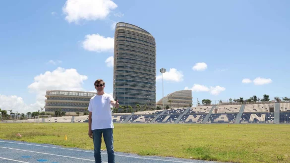 "Daumen hoch" macht Pr&auml;sident J&uuml;rgen Kretschmann von der neuen "Bielefeld University of Hainan" auf dem von Palmen ges&auml;umten &Uuml;bergangscampus in China. Dabei nimmt die Zahl der kritischen Stimmen inzwischen zu. - &copy; Ziwei Du/BiUH