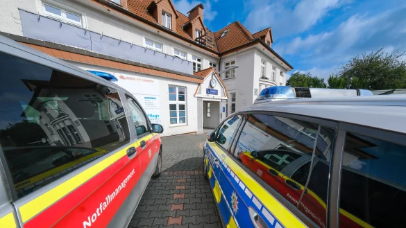 Einsatzkräfte von Polizei, Feuerwehr und Rettung sowie das Notfallmanagement der Bahn sind am Bahnhof Brake im Einsatz. - © Andreas Zobe