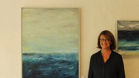 Beate Kleinsorges Kunstwerke werden oft von Zuf&auml;llen beeinflusst - so auch das &Ouml;l- und Acryl-Bild neben ihr, das in ihrer Austellung zu sehen ist. - &copy; Chiara Wibbeke