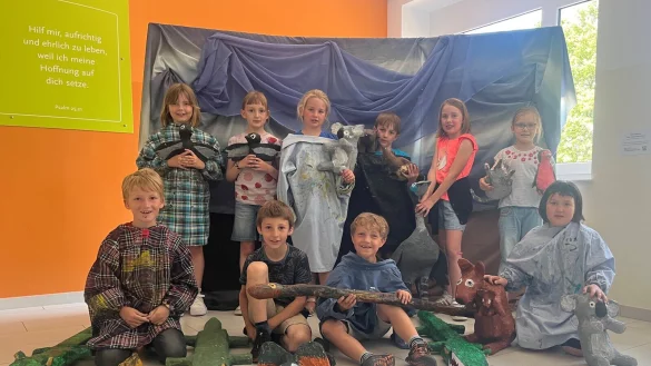 Die Kinder der AHF-Grundschule pr&auml;sentieren ihre selbst gebastelten "Tiere in Australien". - &copy; Christlicher Schulverein Lippe
