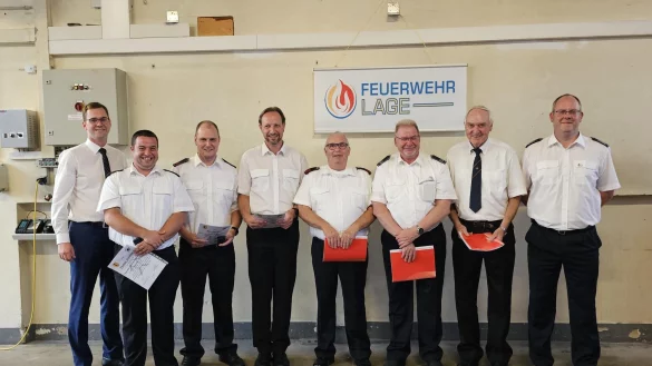 B&uuml;rgermeister Matthias Kalkreuter (links) und der Leiter der Feuerwehr Lage, Benjamin Brinkmeyer (rechts), ehrten auf der Jahreshauptversammlung in der Feuerwache Thomas Sch&ouml;nborn (von links), Jan St&ouml;lting, Thomas B&uuml;schemann, Heinrich Neddermann, G&uuml;nter Lunazek und Kurt Nuchte f&uuml;r ihren langj&auml;hrigen Dienst im Ehrenamt. - &copy; Astrid Sewing