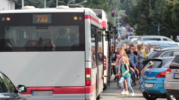 Unser Symbolfoto zeigt den Schulbusverkehr am Marianne-Weber-Gymnasium in Lemgo. Hier f&auml;hrt auch die Buslinie vorbei, bei der Eltern &uuml;ber die Unfreundlichkeit von Busfahrern klagen. - &copy; Till Brand