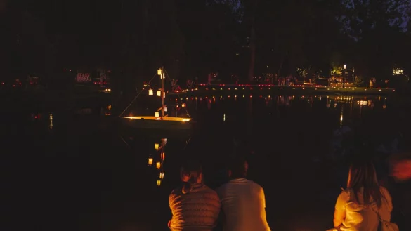 Funkelndes Lichtermeer im Kurpark 2022: Die beliebte Veranstaltung der &bdquo;Nacht der 10.000 Kerzen&ldquo; wird auch in diesem Jahr stattfinden. Am 25. August erwartet die Besucher*innen eine Lichternacht mit Musik und guter Laune in unvergleichlichem Ambiente. - &copy; Nadja Jacke