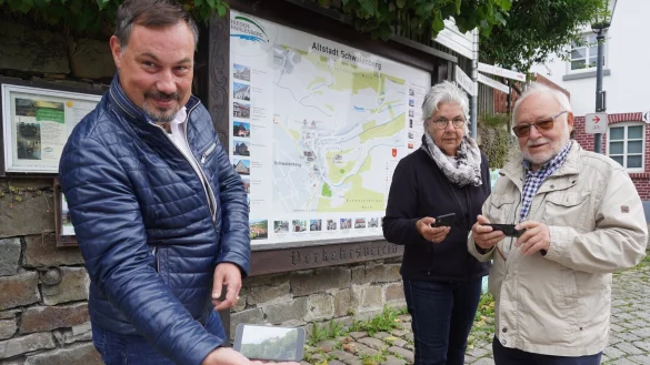 Das Smartphone darf auf dem interaktiven Wanderweg in Schwalenberg nicht fehlen. Marcus Rohde (von links), Vorsitzender der Schwalenberger B&uuml;rgerstiftung, die fr&uuml;here Mitarbeiterin der Tourist-Information Sigrid Wendschuh sowie Gerd Hagedorn, ehemaliger Vorsitzender des Stiftungsrats, freuen sich auf die gemeinsame Wanderung mit rund 80 Teilnehmern. - &copy; Michaela Wei&szlig;e
