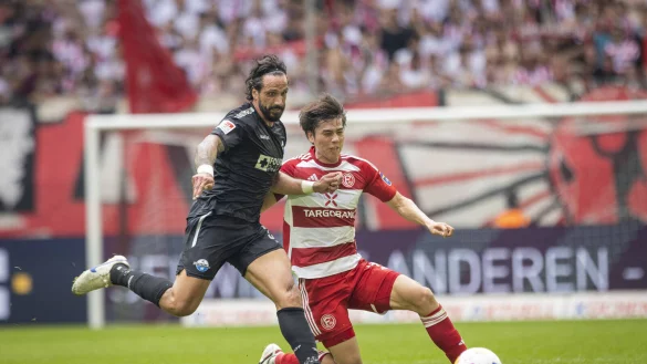 Beim 2:1-Sieg in D&uuml;sseldorf verbuchte Adriano Grimaldi (l.), hier im Duell gegen Ao Tanaka, seinen ersten Zweitliga-Einsatz f&uuml;r den SCP. Dort waren vor allem seine Zweikampf-Qualit&auml;ten gefragt. - &copy; Imago Images