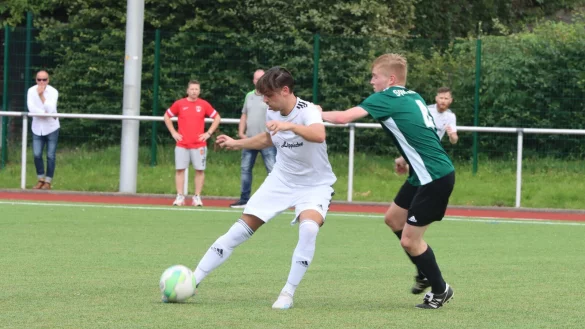 Posts Yasin Sensu behauptet das Leder. - &copy; Sebastian Lucas