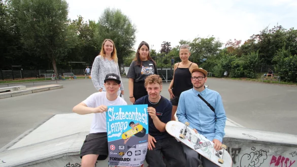 Auf der Skateranlage beginnt am Samstag, 19. August, um 15 Uhr ein Skate-Wettbewerb - mit Geld aus dem Lemgoer Kulturfonds. Darauf weisen (vorn, von links) Jochen Mellies vom Verein "Forward", Skater Chris Kendon, Paul Kater ("Forward) sowie (hinten, von links) Kulturamtsleiterin Lysann Rehberg, Mitarbeiterin Sofia Martinez und Dörthe Höft (Jury Kulturfonds) hin. - © Jens Rademacher