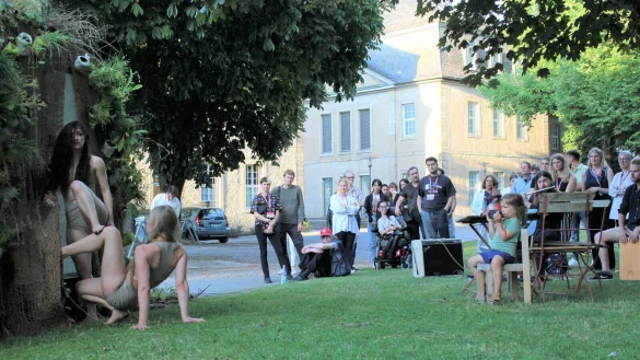 Performance, Kunst und Musik - hier Giulia Spinelli und Elina M&ouml;ller vor einer Installation von Monika M&ouml;ller im vergangenen Jahr - bilden erneut den Rahmen f&uuml;r das Fest der kurzen Filme. - &copy; Joline Heller