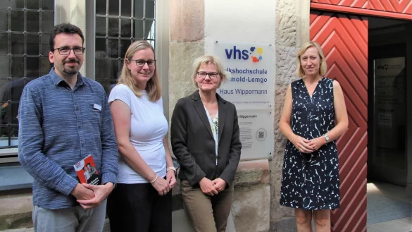 Stadtarchivar Marcel Oeben, Dr. Sonja Girod, Claudia Biehahn und Ines Kortemeier von der VHS Detmold-Lemgo wollen den Wert der Demokratie herausstellen. - © Katrin Kantelberg