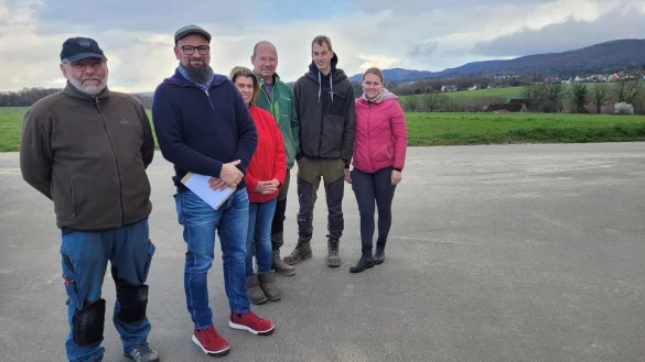Das erste Vorgespr&auml;ch gab es bereits im M&auml;rz. Dirk Bergmann (von links), Jens K&ouml;hring und Familie Horn ziehen beim Mondscheinkino an einem Strang. Am Samstag, 2. September, hei&szlig;t es Film ab auf der Egge in H&ouml;rste. - &copy; Astrid Sewing