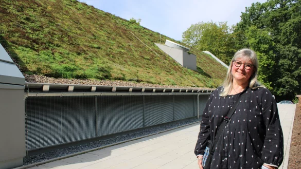 F&uuml;r Architektin Petra Schr&ouml;der-Kaiser ist das Gr&uuml;ndach der neuen Sporthalle an der Waldorfschule Detmold in einem guten Zustand. - &copy; Nico D&uuml;llmann